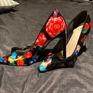 2/$20⭐️ Floral Pumps